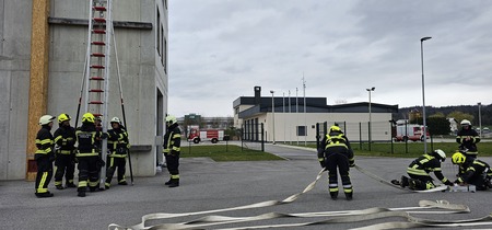 Operativne vaje v zimskem času vzdržujejo kondicijo naših gasilk in gasilcev.